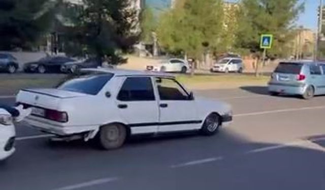 Bu kadarına da pes: Yolda kalan Fiat Tofaş’ı, başka bir aracın kaputuna çıkıp ayakları ile ittirdiler