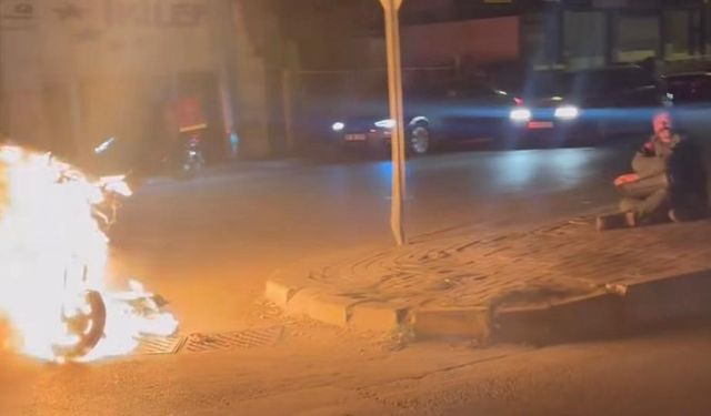 Çalışmayan motorunu yakıp, karşısına geçip izledi