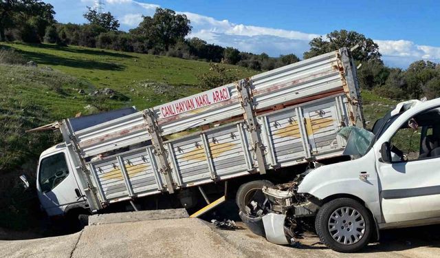 Çanakkale’de ticari araçla kamyonet çarpıştı; 2’si ağır, 5 yaralı