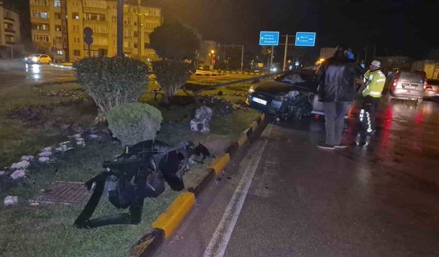 Çarptığı direk aracın üstüne devrildi, sürücü kaza yerinden kaçtı