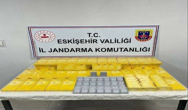 Cinsel ürünler, sigara ve tabancaları kaçak olarak satmayı planlayan şahısları jandarma yakaladı