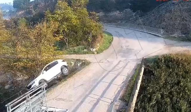 Çocuğun kullandığı otomobilin köprüden çaya uçtuğu kaza kamerada