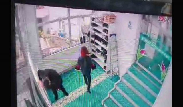 Cuma namazı için geldiği camide kalp krizi geçirdi: O anlar kamerada