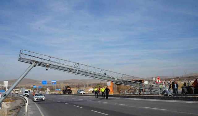 Damperi açılan kamyon EDS direğine çarparak devrildi