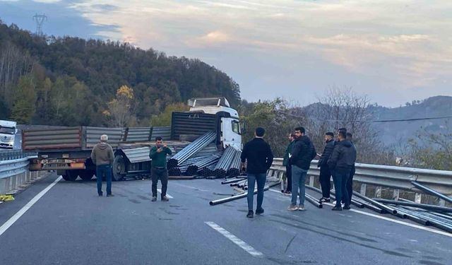 Demir yüklü tır bariyerlere çarptı, yol trafiğe kapandı