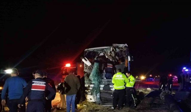 Denizli’de minibüs yolcu otobüsüyle çarpıştı: Yaralılar var