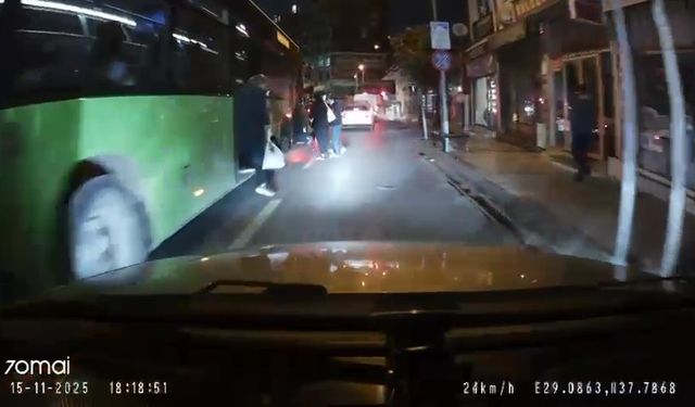 Durak yerine orta şeritte yolcu indirip alan halk otobüsü pes dedirtti