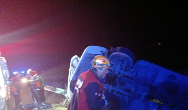 Elazığ’da bariyerlere çarpan kamyon devrildi: 1 yaralı