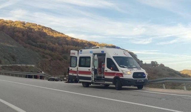 Elektrik direğine çarpan aracın sürücüsü yaralandı