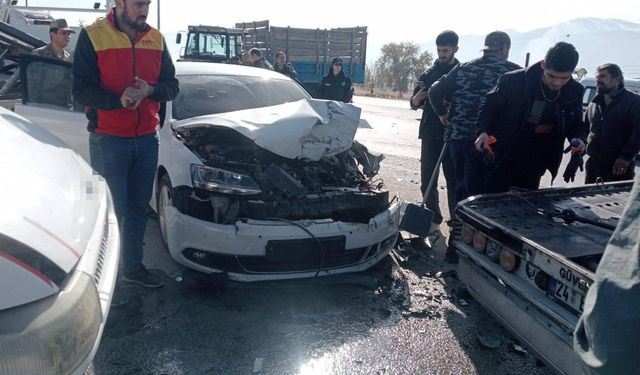 Erzincan’da askeri araç, traktör ve otomobil çarpıştı: 2 yaralı