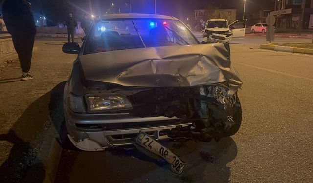 Erzincan’da iki araç kafa kafaya çarpıştı: 3 yaralı