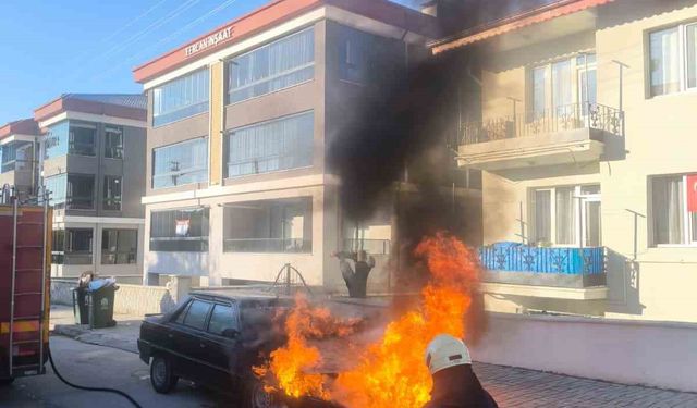 Erzincan’da park halindeki araç yandı
