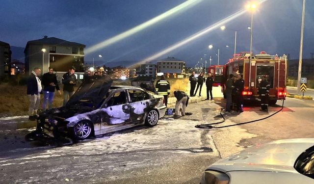 Erzincan’da seyir halindeki otomobil alev aldı: 2 kişi son anda kurtuldu