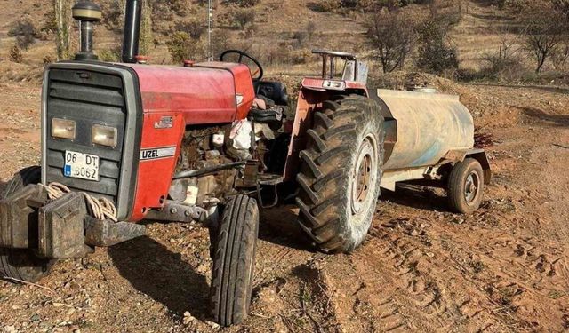Fren boşalan traktörü durdurmak isterken yaralandılar