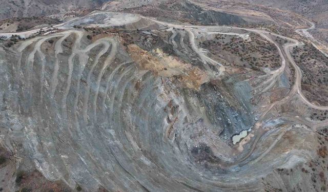 Göçük altında kalan işçiyi arama kurtarma çalışmaları 3’üncü gününde devam ediyor