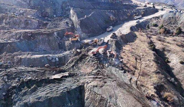 Göçük altında kalan şirket müdürünü kurtarma çalışmalarına ara verildi