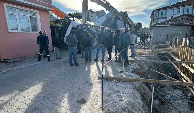 Gönen’de çalışma halindeki beton mikseri yan yattı