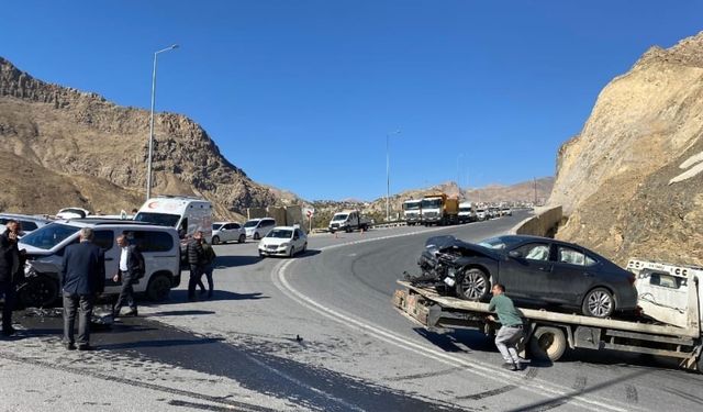 Hakkari-Van karayolunda trafik kazası: 3 yaralı
