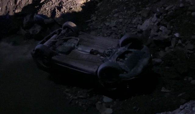 Hakkari’de otomobil dereye uçtu: 2 yaralı
