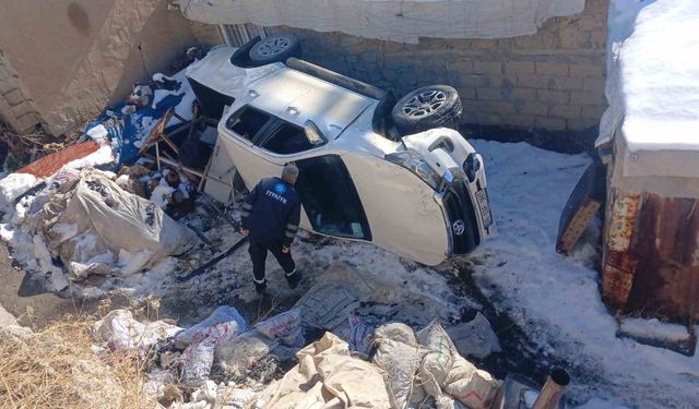 Hakkari’de VEDAŞ personelini taşıyan kamyonet şarampole yuvarlandı