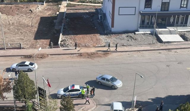 Hastane bahçesine girmek isteyen sürücü refüje çıktı