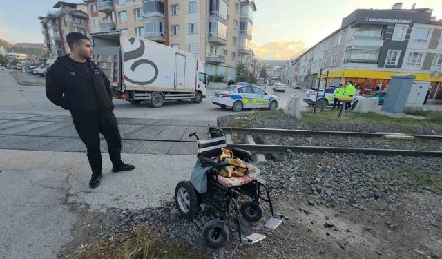 Hemzemin geçitte akülü aracı devrilen engelli vatandaş yaralandı