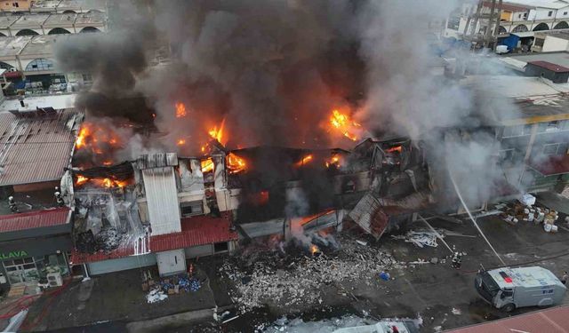 Hırdavat dükkanında çıkan yangını söndürme çalışmaları devam ediyor: Yangın, havadan görüntülendi