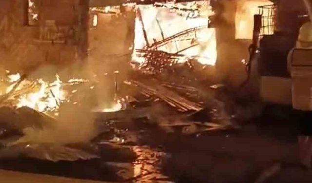 İki katlı müstakil ev küle döndü, görme engelli bir kişi hayatını kaybetti