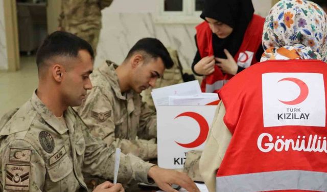 Jandarma personelinden Kızılay’a kan bağışı desteği