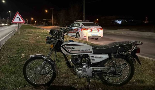 Kaldırıma çarpıp devrilen motosiklette 2 kişi yaralandı