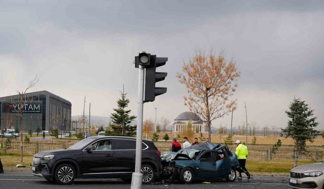 Kamyonun freni boşaldı, zincirleme kaza yaşandı: 2 yaralı