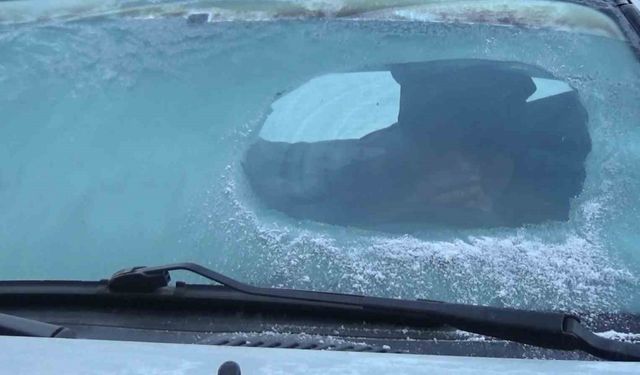 Kars eksi 13’ü gördü: Araç camları buz tuttu