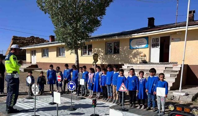 Kars’a jandarmadan öğrencilere yönelik trafik eğitimi