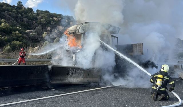 Kaza yapan tır alevlere teslim oldu