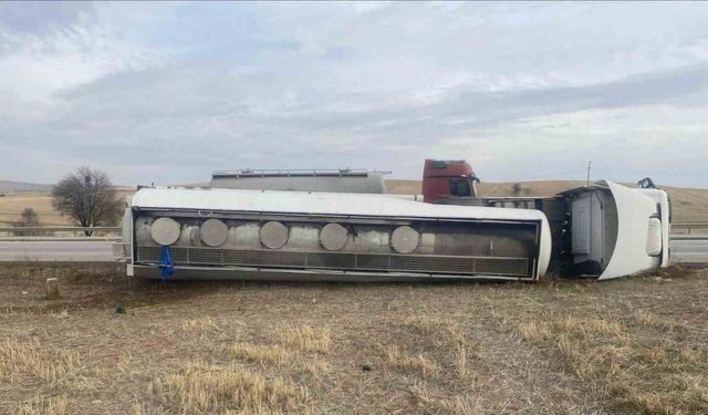 Kırıkkale’de akaryakıt tankeri devrildi: 1 yaralı