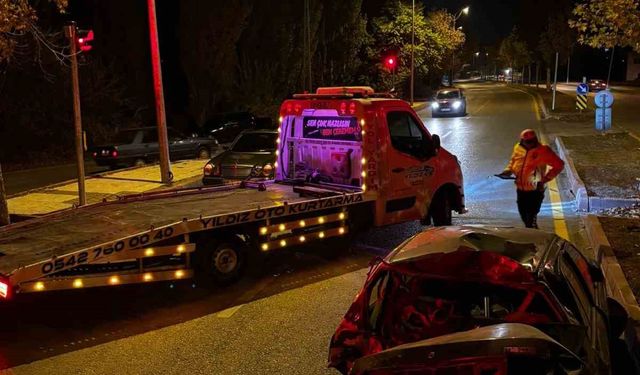 Kırşehir’de kaldırıma çarpan otomobil takla attı: 1 yaralı