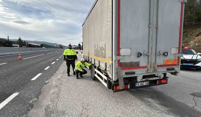 Kış lastiği olmayana Bolu Dağı’ndan geçit yok