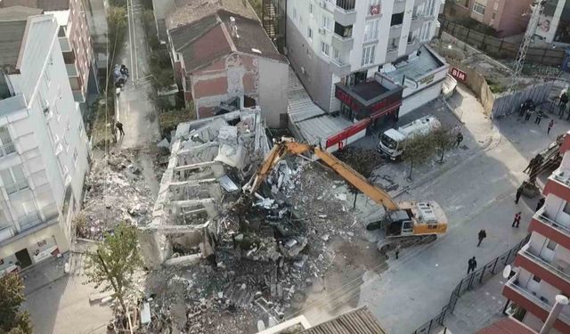 Kocaeli’de 4 kişiye mezar olan binanın enkazı kaldırılıyor