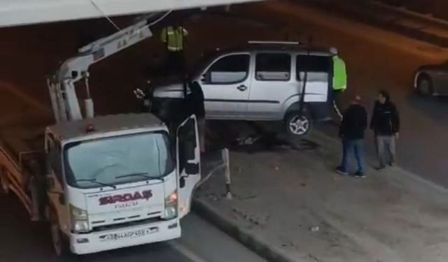 Kontrolden çıkan hafif ticari araç refüje çarptı: 1 yaralı