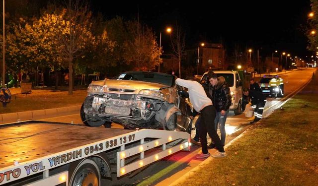 Kontrolden çıkan  otomobil önce kaldırıma sonra orta refüjdeki Yavaş levhasına çarptı