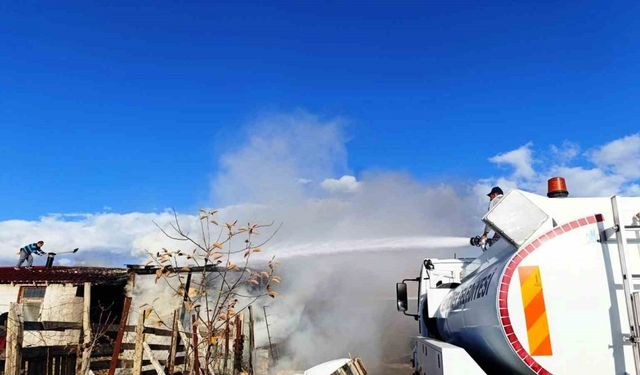 Kütahya’da ahır yangını büyümeden söndürüldü