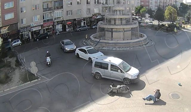 Kütahya’da iki ayrı motosiklet kazası kameralara yansıdı