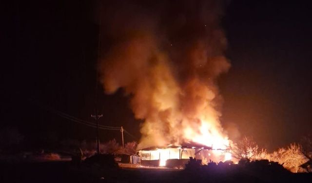 Malatya’da alevlere teslim olan ev küle döndü