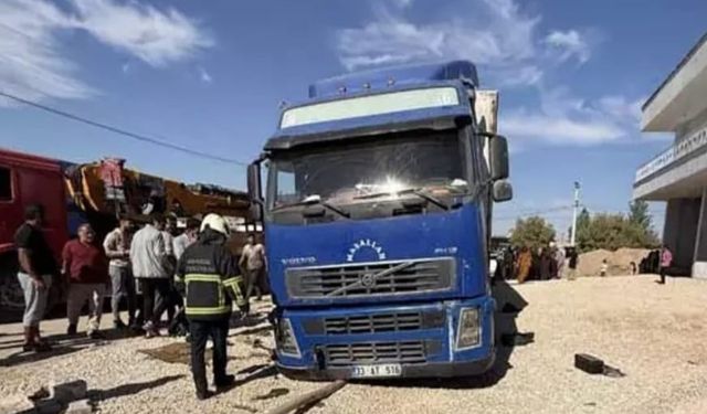 Mardin’de patlayan lastiği değiştirmek isteyen tır şoförü aracın altında kaldı