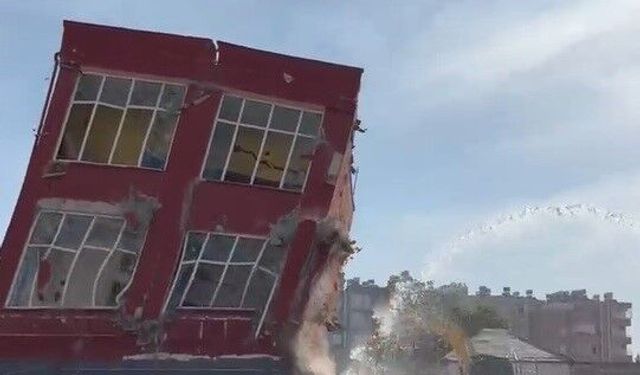 Mersin’de 2 katlı bina titreşimle yıkıldı