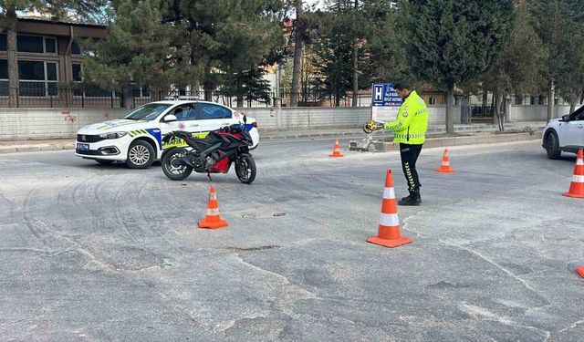 Motosiklet otomobille çarpıştı, 1 kişi yaralandı