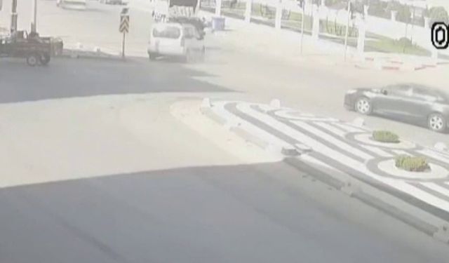 Motosiklet sürücüsünün saniyelerle ölümden döndüğü kaza kamerada