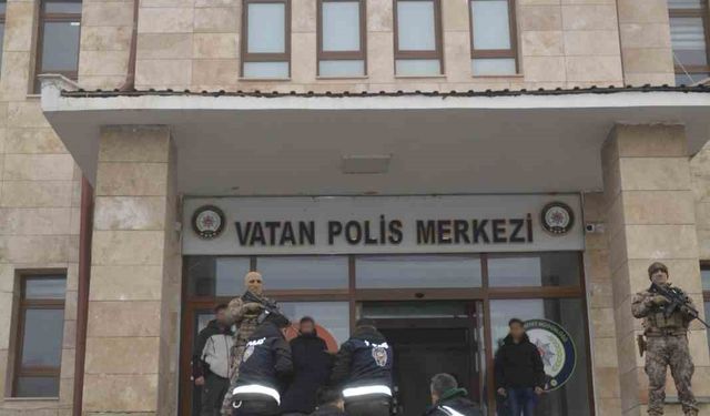 Muş’ta firari 2 şüpheli suç aleti silahla yakalanarak tutuklandı