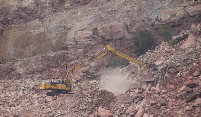 Ordu’da göçük altında kalan kamyon şoförü için yeniden arama çalışması başlatıldı