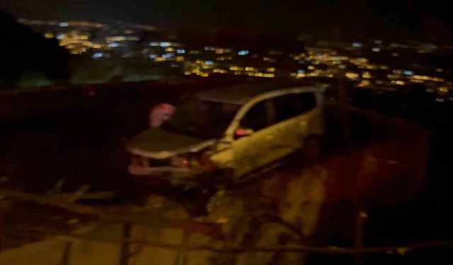 Osmaniye’de hafif ticari araç evin damına düştü: 4 yaralı